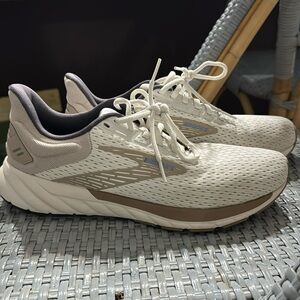 Brooks anthem 6 shoes size 9.5.